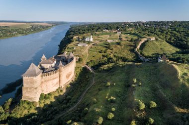 Ukrayna 'nın Chernivtsi bölgesindeki bir Dniestr nehri üzerindeki Ortaçağ Khotyn kalesinin havadan görünüşü. Ukrayna 'da seyahat yerleri