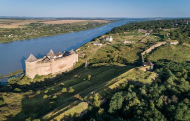 Ukrayna 'nın Chernivtsi bölgesindeki bir Dniestr nehri üzerindeki Ortaçağ Khotyn kalesinin havadan görünüşü. Ukrayna 'da seyahat yerleri