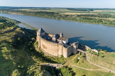Ukrayna 'nın Chernivtsi bölgesindeki bir Dniestr nehri üzerindeki Ortaçağ Khotyn kalesinin havadan görünüşü. Ukrayna 'da seyahat yerleri