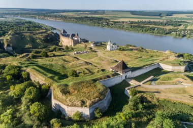 Ukrayna 'nın Chernivtsi bölgesindeki bir Dniestr nehri üzerindeki Ortaçağ Khotyn kalesinin havadan görünüşü. Ukrayna 'da seyahat yerleri