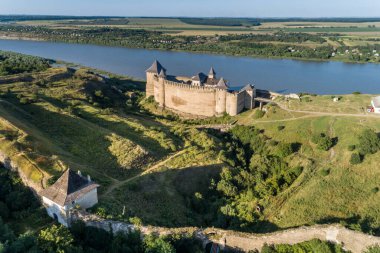 Ukrayna 'nın Chernivtsi bölgesindeki bir Dniestr nehri üzerindeki Ortaçağ Khotyn kalesinin havadan görünüşü. Ukrayna 'da seyahat yerleri