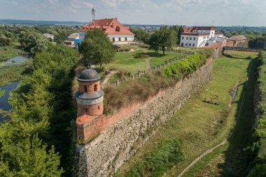 Ukrayna 'nın Rivne bölgesindeki Dubno kasabasındaki ortaçağ Dubno Kalesi' nin havadan görünüşü. Ukrayna 'da seyahat yerleri