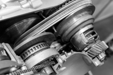 Bir arabanın motoru tamir ediliyor. Modern arabalar yedek parça, siyah beyaz görüntü 