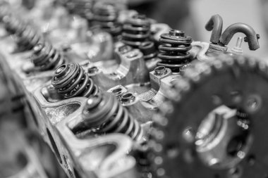 Bir arabanın motoru tamir ediliyor. Modern arabalar yedek parça, siyah beyaz görüntü 