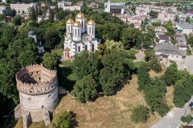 Ukrayna 'nın Rivne bölgesindeki Ostroh kasabasındaki Ostroh Kalesi' nin havadan görünüşü. Ukrayna 'da seyahat hedefleri ve kaleler