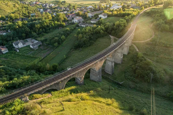 Luftaufnahme Eines Alten Eisenbahnviadukts Der Nähe Des Dorfes Terebovlya Gebiet lizenzfreie Stockfotos