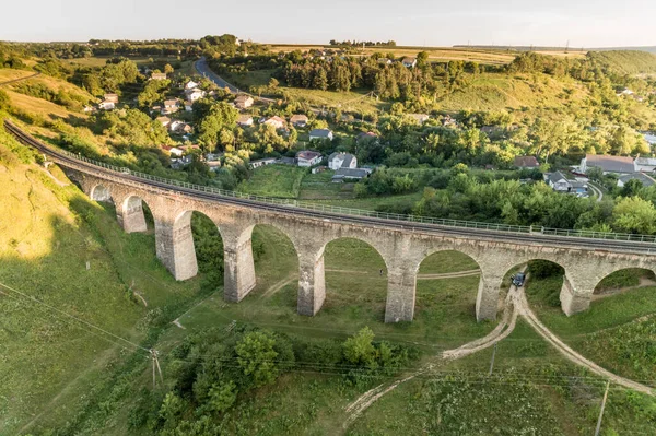 Luftaufnahme Eines Alten Eisenbahnviadukts Der Nähe Des Dorfes Terebovlya Gebiet Stockfoto