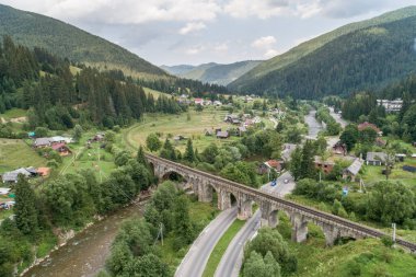 Ukrayna 'daki Karpatlar' ın dağlarındaki Vorokhta köyündeki demiryolu viyadük manzarası. Karpat Ukrayna 'da seyahat manzarası