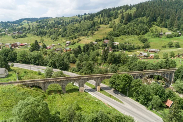 Flygfoto Över Järnvägen Viadukt Vorokhta Karpaterna Berg Ukraina Resor Till — Stockfoto