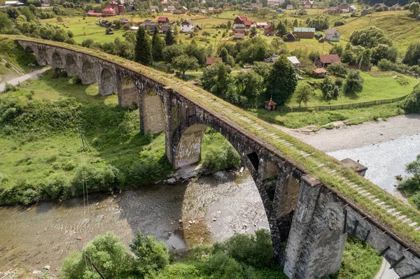 Vista Aérea Del Viaducto Ferroviario Aldea Vorokhta Montañas Los Cárpatos — Foto de Stock