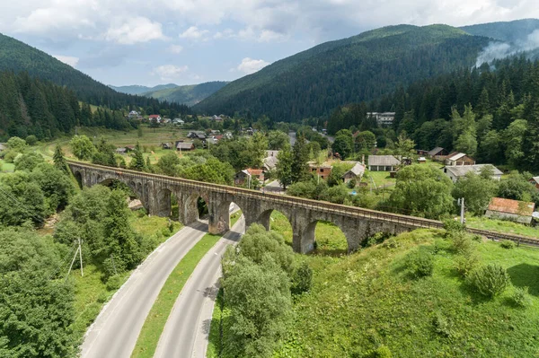 Flygfoto Över Järnvägen Viadukt Vorokhta Karpaterna Berg Ukraina Resor Till — Stockfoto