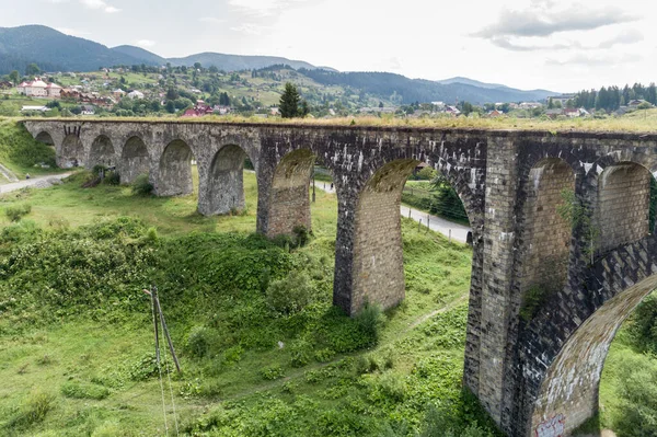 Vista Aérea Del Viaducto Ferroviario Aldea Vorokhta Montañas Los Cárpatos — Foto de Stock