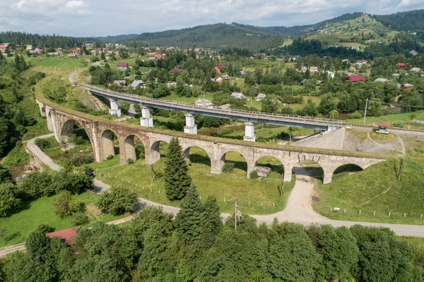 Flygfoto Över Järnvägen Viadukt Vorokhta Karpaterna Berg Ukraina Resor Till — Stockfoto
