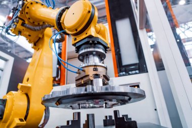Robotik Kol üretimi modern endüstriyel teknolojiyi temsil ediyor. Otomatik üretim hücresi.