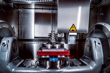Metal işleme Cnc freze tezgahı. Kesme metal modern işleme teknolojisi. Küçük derinlik-in tarla. -Zorlu koşullarında çekim otantik uyarı. Biraz tahıl ısırdı ve belki bulanık.