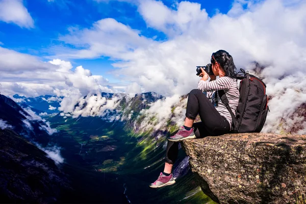 Nature Photographer Tourist Camera Shoots While Standing Top Mountain Beautiful — Stock Photo, Image