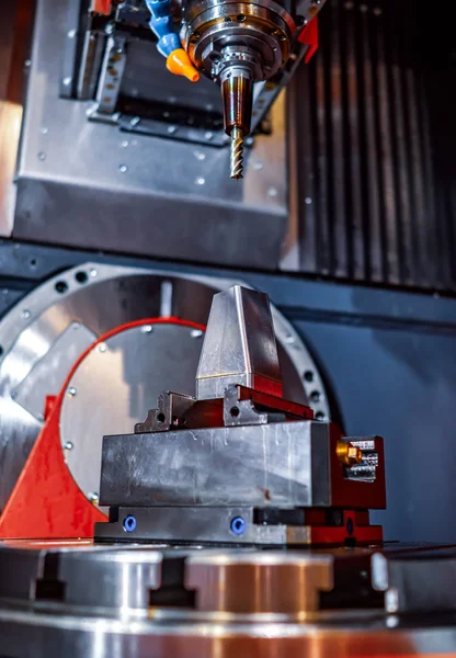 Metallverarbeitende Cnc Fräsmaschine Schneiden Von Metall Moderne Verarbeitungstechnologie Geringe Schärfentiefe — Stockfoto