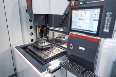 Metal işleme Cnc freze tezgahı. Kesme metal modern işleme teknolojisi. Küçük derinlik-in tarla. -Zorlu koşullarında çekim otantik uyarı. Biraz tahıl ısırdı ve belki bulanık.