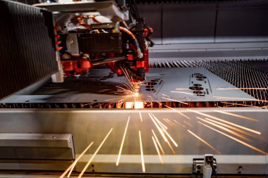 CNC lazer kesimi metal, modern endüstriyel teknoloji. Küçük bir alan derinliği. Uyarı - Zorlu koşullarda otantik atış.