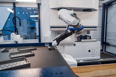 Robotik Kol üretimi modern endüstriyel teknolojiyi temsil ediyor. Otomatik üretim hücresi.