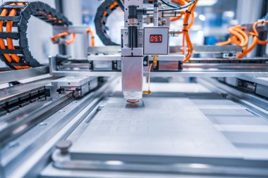 CNC lazer kesimi metal, modern endüstriyel teknoloji. Küçük bir alan derinliği. Uyarı - Zorlu koşullarda otantik atış.