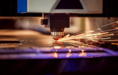 CNC lazer kesimi metal, modern endüstriyel teknoloji. Küçük bir alan derinliği. Uyarı - Zorlu koşullarda otantik atış.