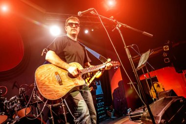 Grup sahne, rock müzik konseri bir gece kulübünde gerçekleştirir. Otantik ile zorlu ışık koşullarında yüksek ISO çekim. Biraz tahıl ve bulanık hareket efektleri.
