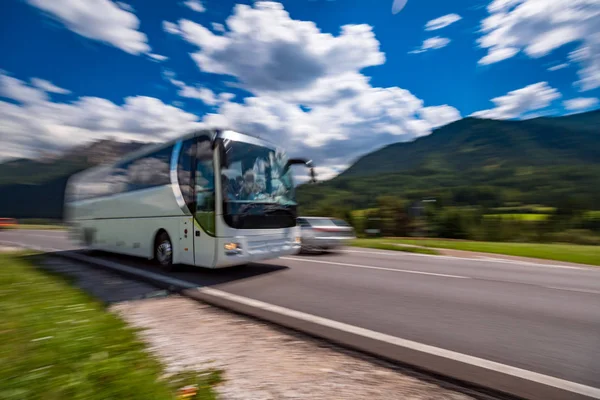 Ônibus Turístico Viajando Estrada Fundo Alpes Dolomitas Itália Aviso Tiroteio — Fotografia de Stock