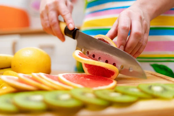 Mains Femme Ménagères Coupées Avec Couteau Pamplemousse Frais Sur Planche — Photo