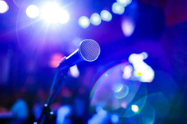 Publieke Uitvoering Het Podium Microfoon Het Podium Tegen Een Achtergrond — Stockfoto