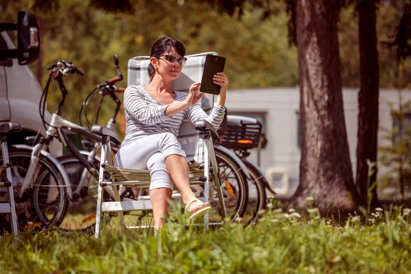 Mujer Mirando Tableta Cerca Del Camping Vacaciones Caravanas Viaje Vacaciones — Foto de Stock