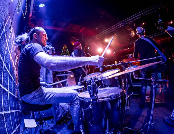 Baterista Tocando Bateria Palco Tiro Autêntico Com Alta Iso Condições — Fotografia de Stock