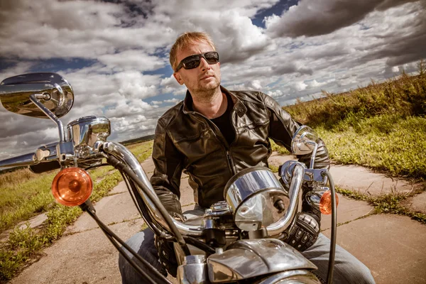 Hombre Motociclista Con Una Chaqueta Cuero Gafas Sol Sentado Motocicleta — Foto de Stock