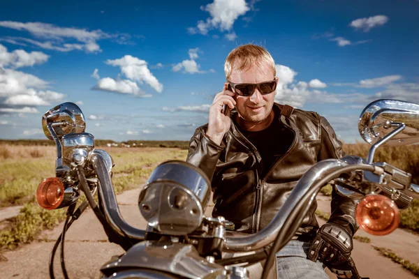 Motociclista Hablando Smartphone Hombre Motociclista Con Una Chaqueta Cuero Gafas —  Fotos de Stock