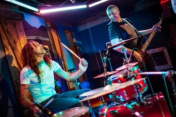 Drummer Speelt Drumstel Het Podium Authentieke Opnamen Met Hoge Iso — Stockfoto