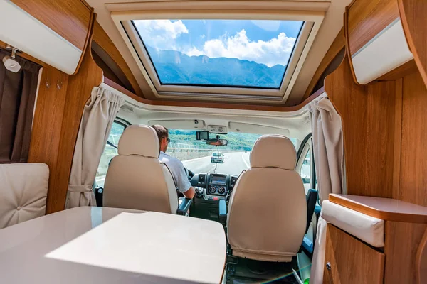 Hombre Conduciendo Por Una Carretera Autocaravana Van Vacaciones Caravanas Viaje —  Fotos de Stock