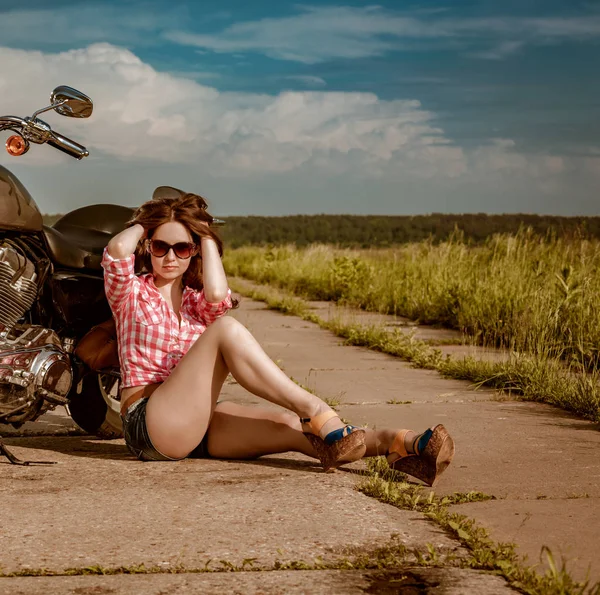Байкерська Дівчина Сонцезахисними Окулярами Мотоциклом — стокове фото