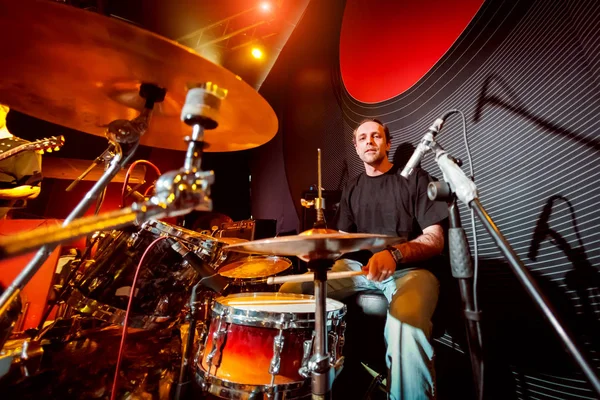 Schlagzeuger Schlagzeug Auf Der Bühne Authentische Aufnahmen Mit Hohem Iso — Stockfoto