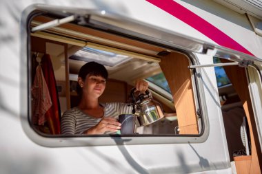 Kadın yemek camper, kamyonet ve karavan iç Vr. aile tatil seyahat, kamyonet ve karavan, karavan araba tatil tatil gezisi.