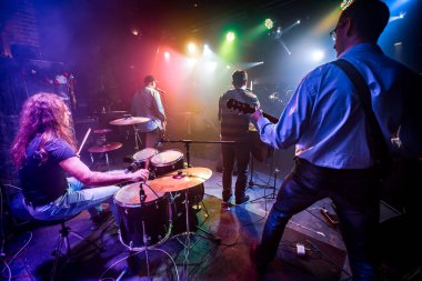 Grup sahne, rock müzik konseri bir gece kulübünde gerçekleştirir. Otantik ile zorlu ışık koşullarında yüksek ISO çekim. Biraz tahıl ve bulanık hareket efektleri.