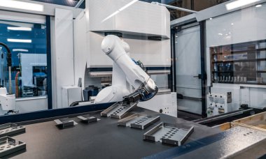 Robotik Kol üretimi modern endüstriyel teknolojiyi temsil ediyor. Otomatik üretim hücresi.