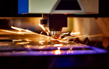 CNC lazer kesimi metal, modern endüstriyel teknoloji. Küçük bir alan derinliği. Uyarı - Zorlu koşullarda otantik atış.