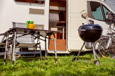 Aile tatil seyahat Rv, kamyonet ve karavan, karavan araba tatil tatil gezisi. Piknik açık barbekü ile.