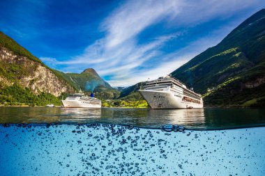 Cruise gemi, Cruise gömlekleri üzerinde Geiranger fiyort, Norveç. Tatil turizm ve seyahat.
