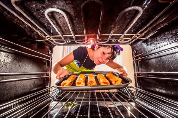 Hausfrau Bereitet Hause Kuchen Backofen Blick Aus Dem Inneren Des — Stockfoto