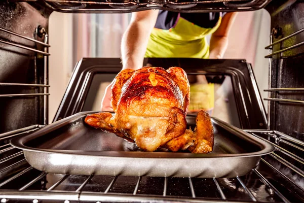 Hausfrau Bereitet Brathähnchen Ofen Blick Von Innen Den Ofen Kochen — Stockfoto