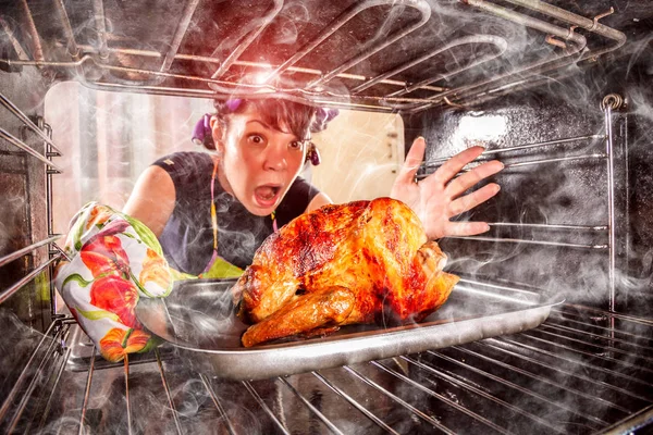 Funny Housewife Trascurava Pollo Arrosto Nel Forno Quindi Aveva Bruciato — Foto Stock