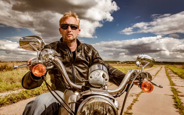 Hombre Motociclista Con Una Chaqueta Cuero Gafas Sol Sentado Motocicleta — Foto de Stock