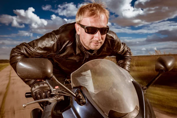 Biker Sonnenbrille Und Lederjacke Rast Auf Der Straße — Stockfoto