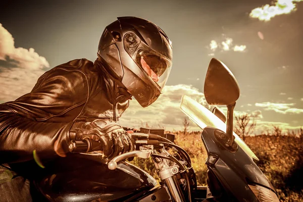 Motorkář Helmě Koženou Bundu Závody Silnici — Stock fotografie